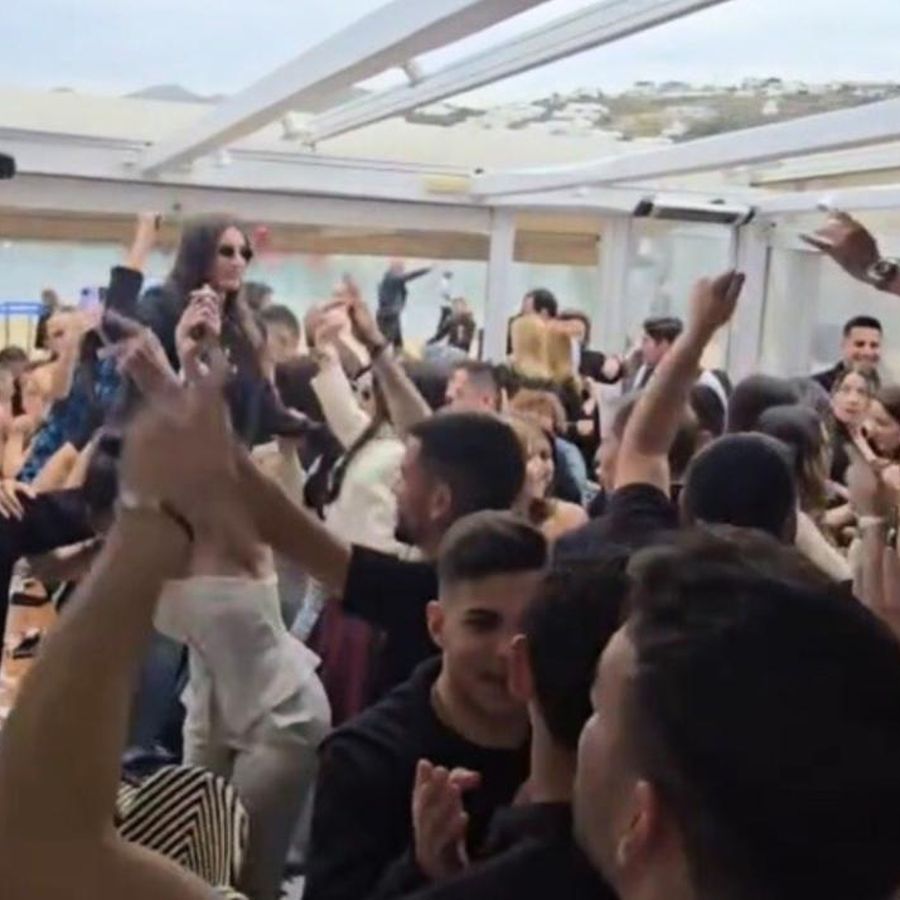 Πάρτι δίπλα στη θάλασσα με κόσμο να χορεύει